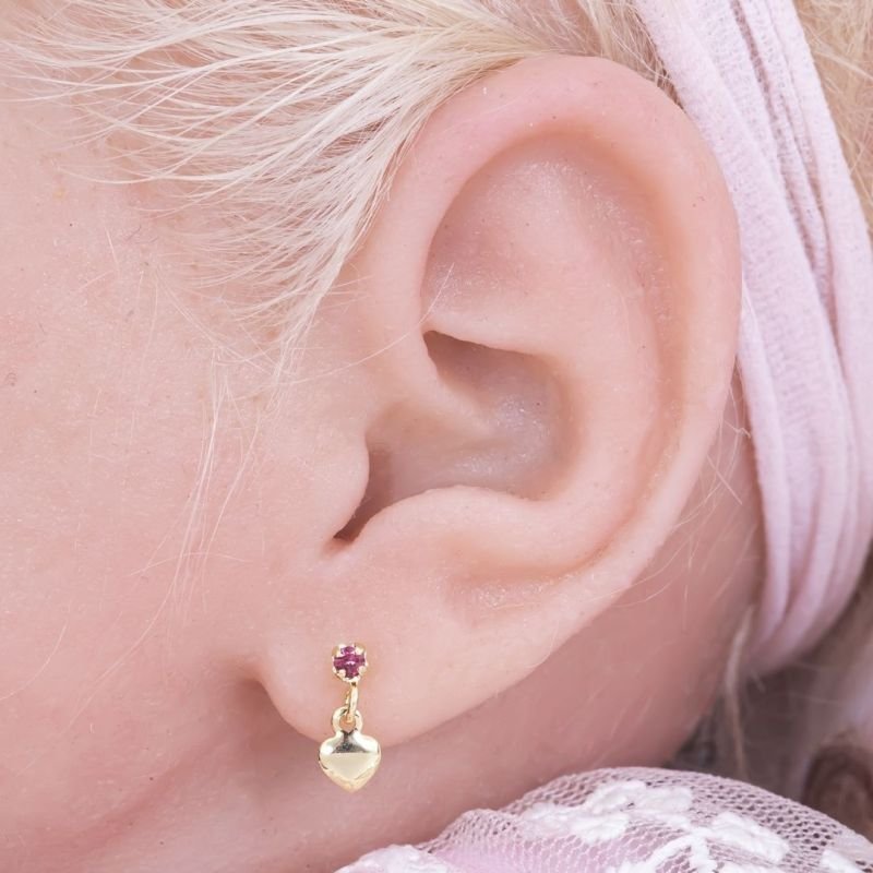 BRINCO BEBÊ BASE DE PEDRINHA COM CORAÇÃO MINI LISO BANHADO EM OURO