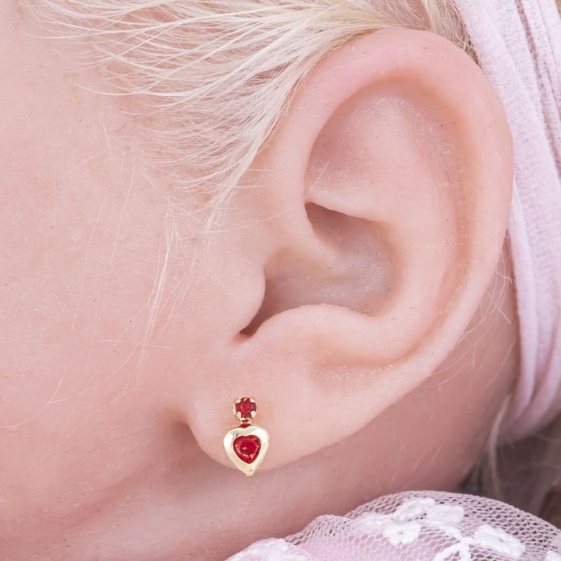 BRINCO BEBÊ PEDRA E CORAÇÃOZINHO CRAVEJADO BANHADO EM OURO