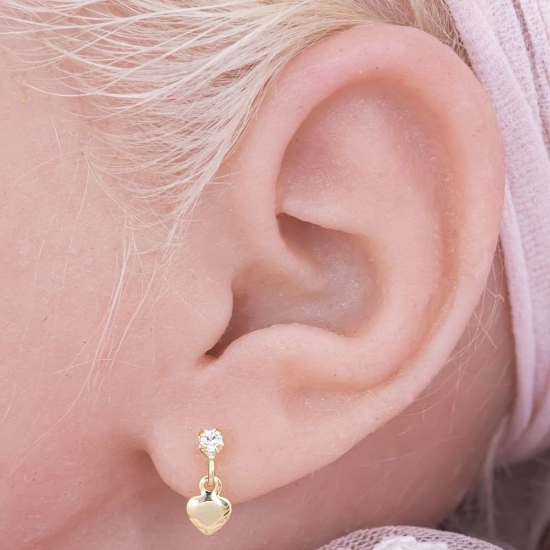 BRINCO BEBÊ BASE DE PEDRINHA COM CORAÇÃO MINI LISO BANHADO EM OURO