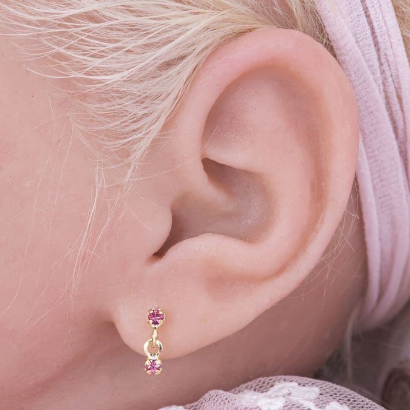 BRINCO BEBÊ DUAS PEDRINHAS CRAVEJADAS BANHADO EM OURO