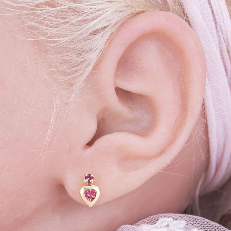 BRINCO BEBÊ PEDRA E CORAÇÃOZINHO CRAVEJADO BANHADO EM OURO