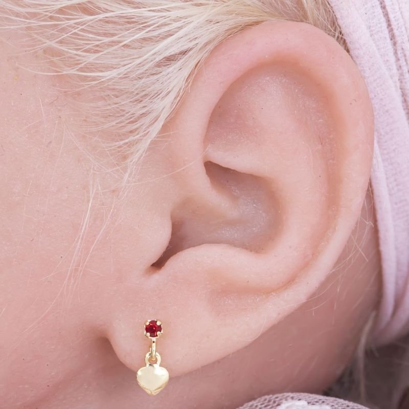 BRINCO BEBÊ BASE DE PEDRINHA COM CORAÇÃO MINI LISO BANHADO EM OURO