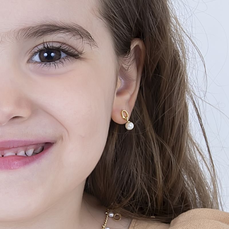 BRINCO INFANTIL BASE REDONDA COM PÉROLA 5MM PENDURADA BANHADO EM OURO