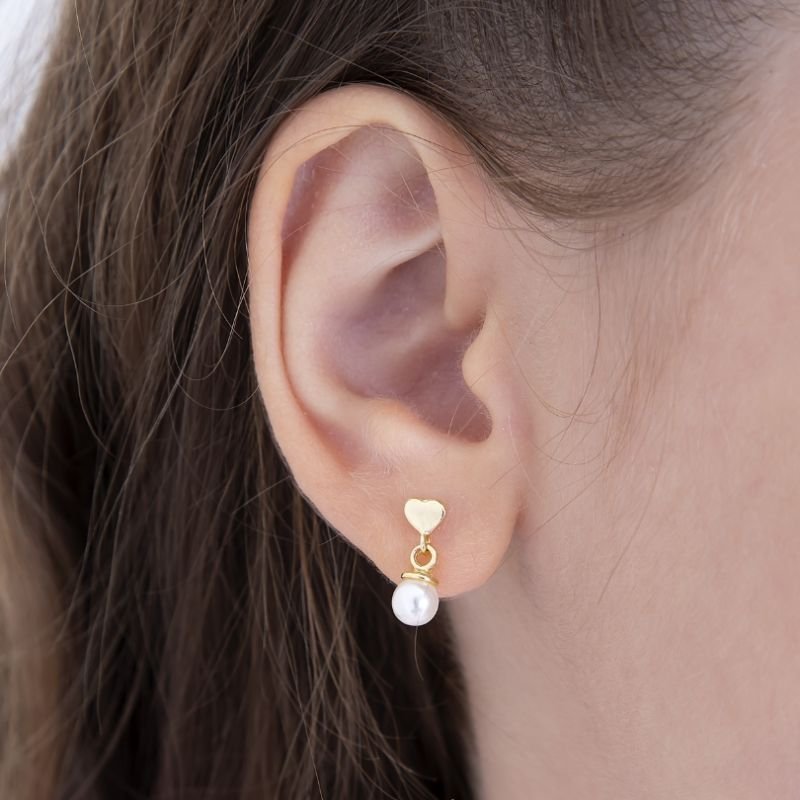 BRINCO INFANTIL CORAÇÃOZINHO COM PÉROLA BANHADO EM OURO