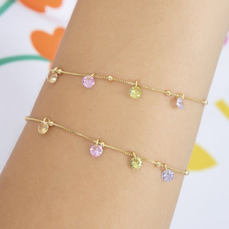 PULSEIRA INFANTIL DE BOLINHAS E COM PEDRINHAS COLORIDAS PENDURADAS