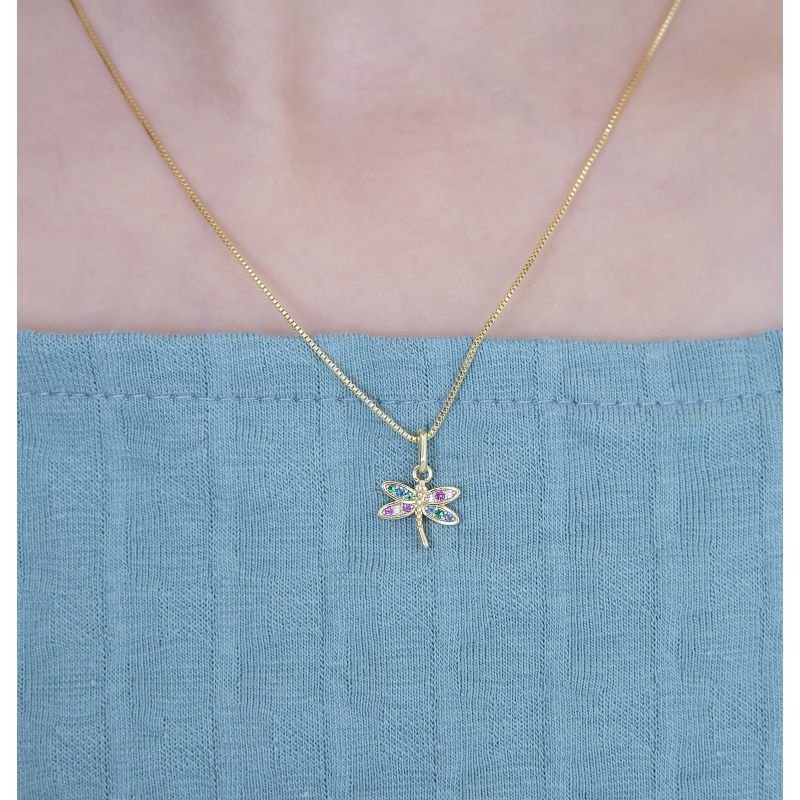 COLAR INFANTIL LIBÉLULA CRAVEJADA COM MICRO-ZIRCÔNIAS COLORIDA BANHADO EM OURO