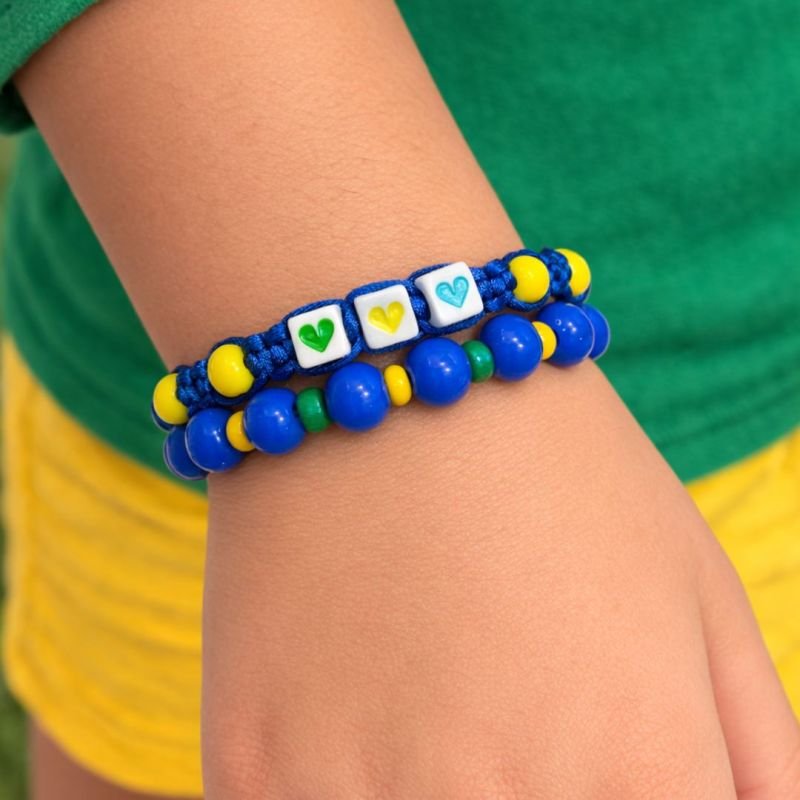 CONJUNTO DE PULSEIRAS BRASIL – MACRAMÊ DETALHE CORAÇÃO E MIÇANGAS COLORIDAS