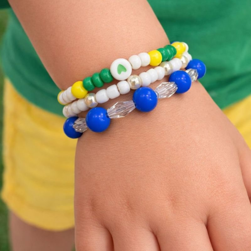 CONJUNTO INFANTIL COPA DO BRASIL – TRIO DE PULSEIRAS MIÇANGAS COLORIDAS E CORAÇÃO