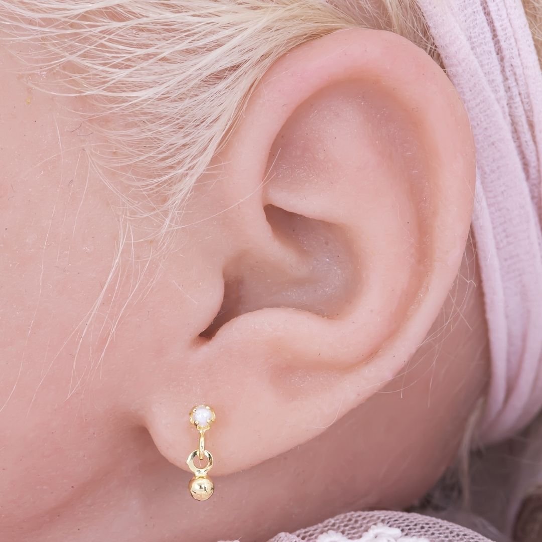 BRINCO BEBÊ BASE DE PÉROLINHA COM BOLINHA BANHADO EM OURO